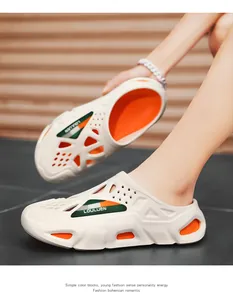 Vue détaillée de sabots en mousse beiges à bout fermé avec accents orange