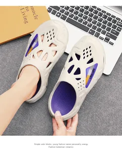 Vue détaillée de sabots rétro en mousse avec intérieur violet et accents jaunes