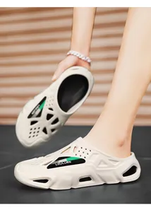Vue détaillée du design ajouré respirant et de l'étiquette LOULUEN sur les sabots crème