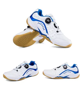 Détail de chaussures de badminton professionnelles blanc et bleu avec boucle rotative