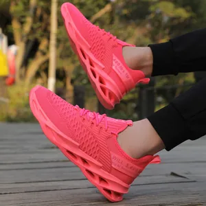 Levendige roze hardloopschoenen voor heren met ademend mesh en uniek holle zoolontwerp.