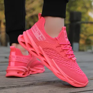 Detailopname van felroze blade-sneakers met ademend fly-knit mesh-weefsel