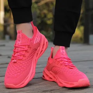 Gedetailleerd zicht op neonroze hardloopschoenen voor heren met ademend mesh bovenwerk
