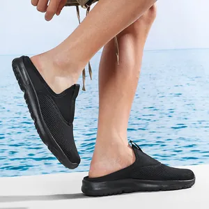 Zuecos de malla negra transpirables para hombre para el verano frente al mar azul
