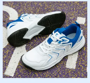 Détail de chaussures de badminton respirantes bleu et blanc avec semelle antidérapante