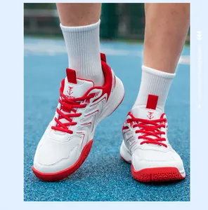 Gros plan de chaussures de badminton respirantes rouge et blanc avec semelle sport