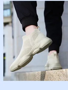 Détail de baskets en maille beige respirante pour hommes dans un cadre urbain chic