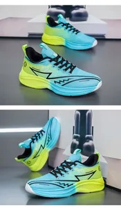 Detailansicht der atmungsaktiven Mesh-Sneaker mit blau-gelbem Farbverlauf für Sport