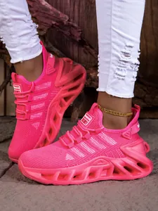 Vue détaillée de chaussures de course roses légères avec semelle évidée amortie.