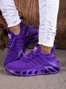 Gros plan sur des chaussures de course violettes avec semelles lames creuses
