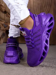 Gros plan sur ces chaussures de course violettes légères dotées d'une semelle ondulée