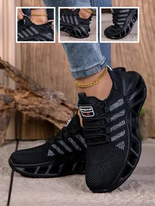 Détail de chaussures de course noires légères avec semelle amortissante évidée