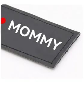 Nahaufnahme eines schwarzen Klettaufklebers für Haustiergeschirre mit weißem MOMMY-Schriftzug