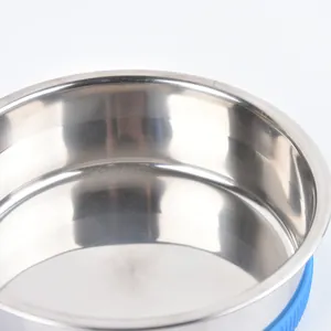 Primer plano detallado del interior pulido de un cuenco de acero inoxidable para mascotas.