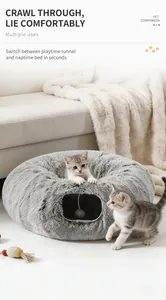 Detailweergave van het zachte grijze pluche kattentunnelbed met spelende kittens binnenin