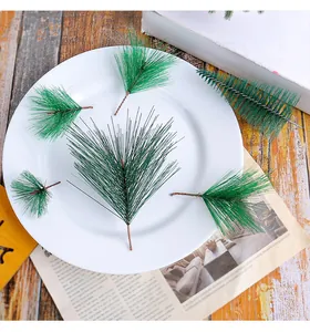 Gros plan sur des brins d'aiguilles de pin artificiels pour décoration de Noël.
