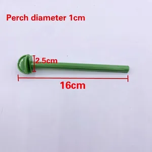 Dettaglio del posatoio in plastica verde per gabbie con 16 cm di lunghezza e 1 cm di spessore