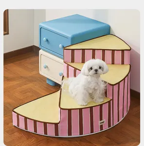 Nahaufnahme einer dreistufigen Schaumstoff-Tiertreppe mit rosa Streifen für Hunde