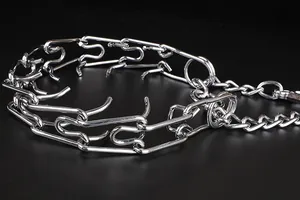 Detaillierte Nahaufnahme eines langlebigen Metall-Stachelhalsbands für Hunde.