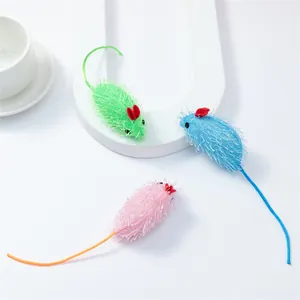 Jouets pour chats en forme de souris colorées et duveteuses sur fond blanc épuré.