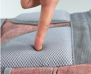 Detailansicht der weichen, atmungsaktiven Netzpolsterung auf der Rückseite eines Haustierrucksacks