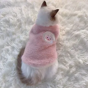 Détail d'un gilet en peluche rose pour chat avec une jolie broderie de mouton