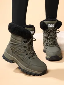 Detailansicht olivgrüne Damen Winter Schneestiefel mit schwarzem Kunstfellfutter