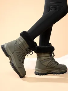 Detailansicht der stilvollen olivgrünen Damen-Schneestiefel mit dickem schwarzem Kunstfellfutter.