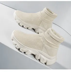 Vue latérale détaillée de baskets chaussettes en tricot beige à semelles crantées.