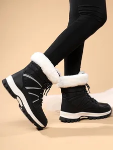 Stilvolle schwarze Schneestiefel für Damen mit dickem weißem Plüschfutter und Sohle.