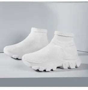 Vue détaillée des baskets chaussettes en maille blanche avec col côtelé doux