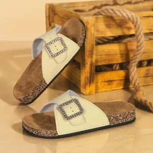 Elegante crèmekleurige damessandalen in Birkenstock-stijl met een sprankelende gesp