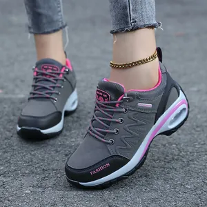 Detailweergave van grijze en roze dames rocker schoenen met een dikke platformzool