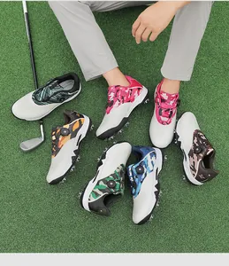 Chaussures de golf camouflage professionnelles avec semelles à crampons et laçage rotatif.