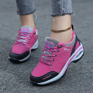 Roze damessneakers met dikke zool rocker bottom en comfortabele luchtkussen demping.