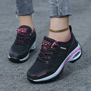 Zwarte rocker wandelschoenen voor dames met roze accenten en luchtkussenzool.