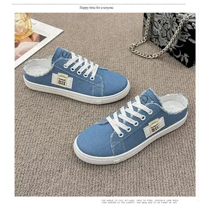 Presentación detallada de estilo de vida de mules casuales de lona denim azul para mujer