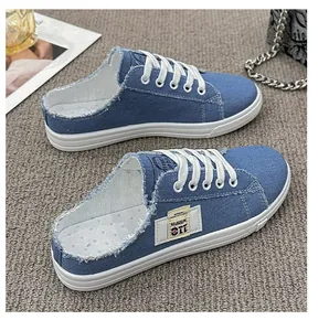 Elegantes zuecos de mezclilla azul para mujer con cordones blancos y bordes deshilachados