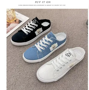 Juego de zapatillas mule de lona para mujer en negro azul y blanco con bordes raídos