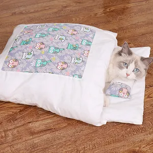Dettaglio di un gatto in un sacco a pelo per animali con motivo gufo su legno