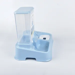 Vue détaillée de la mangeoire et de l'abreuvoir automatique pour animaux avec réservoir.