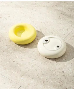 Detailansicht großer Keramiknäpfe in Donut-Form für Haustiere in Gelb und Creme