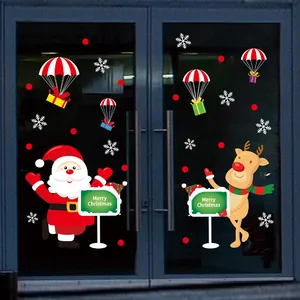 Détail d'autocollants de fenêtre de Noël avec Père Noël, renne et flocons de neige.