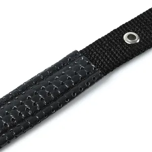Détail d'un collier noir pour chien avec sangle tissée et mousse rembourrée