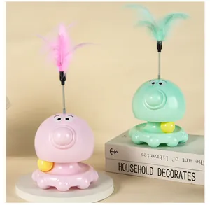 Vista detallada de juguetes para gatos de pulpo rosa y verde con plumas