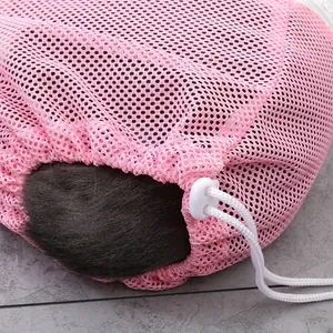 Primer plano de bolsa de malla rosa para mascotas con cierre de cordón blanco ajustable