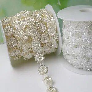 Vue détaillée de la garniture de fleurs en perles ABS en rouleaux pour l'artisanat