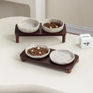 Cuencos elevados de cerámica para mascotas con soporte de madera de roble, set de 2