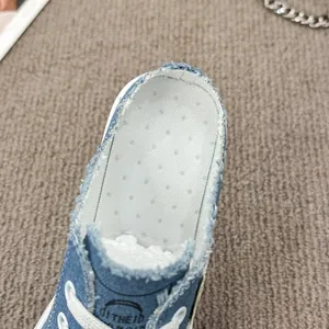 Detalle de zapatillas bajas de lona vaquera azul para mujer con forro de malla transpirable
