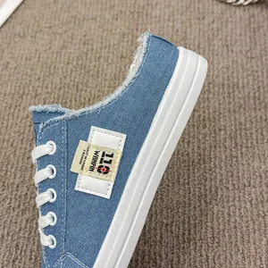 Zapatillas bajas de mujer en denim azul claro con suela de goma blanca y cordones